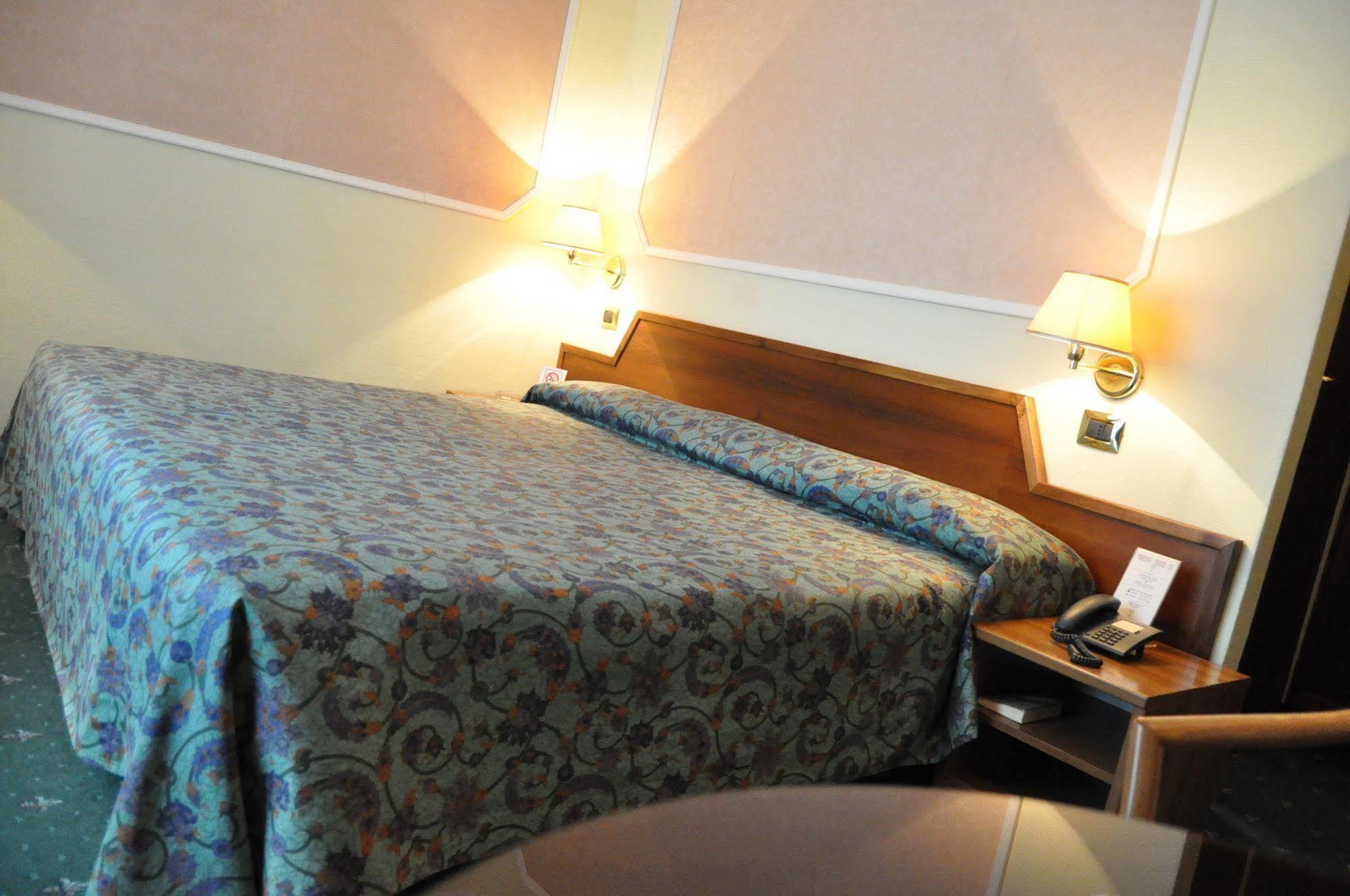 Elena Hotel 3*