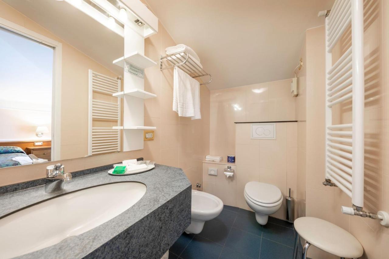 Hotel Elena 3*